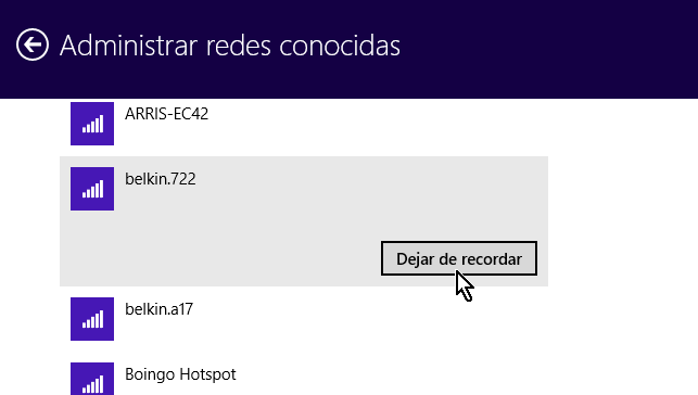 Seleccionando la red y cliqueando el botón Dejar de recordar en cómo eliminar el perfil de una red Wi-Fi en Windows 8