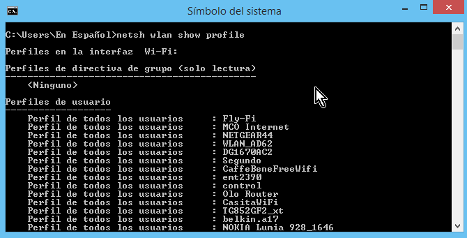 Resultado mostrando todos los perfiles de redes Wi-Fi en la consola en cómo eliminar el perfil de una red Wi-Fi en Windows 8