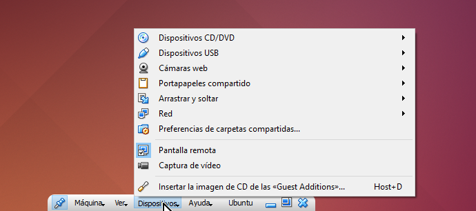 Opción Dispositivos desde la barra de herramientas de VirtualBox en cómo utilizar la cámara web en VirtualBox